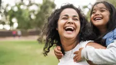 आनंदी आई आणि छोटी मुलगी