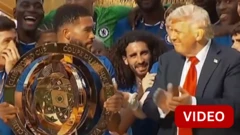 கோப்பையை வழங்கிவிட்டு அப்படியே நின்ற டிரம்ப் - குழம்பிய வீரர்கள்