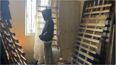 Pria berdiri di tempat berlindung