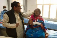 অনন্তনাগের হাসপাতালে চিকিৎসাধীন এক নারী।  