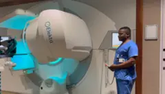 रेडियोथेरेपी मशीन मिलने के बाद मलावी के मरीज़ों का शुरू हुआ इलाज