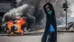 Aworan ina ati obinrin kan niwaju rẹ