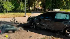 Пошкоджений легковий автомобіль на узбіччі біля пішохідної зони