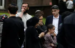 Varios feligreses judíos. 