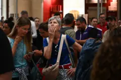 रेलवे नेटवर्क में बाधा के कारण 8 लाख लोग प्रभावित हुए हैं. ये महिलाएं ट्रेन का इंतज़ार कर रही हैं.