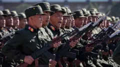 Soldados do Exército Popular da Coreia (KPA) marcham durante uma manifestaçãopênalti apostamassa na praça Kim Il Sung,pênalti apostaPyongyang,pênalti aposta9pênalti apostasetembropênalti aposta2018.