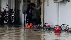 کراچی کی غیر معمولی بارش، پانی میں ڈوبی سڑکیں اور پریشان حال شہری: ’نو گھنٹے پھنسے رہے، گھر آئے تو بجلی غائب‘