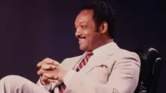 Jesse Jackson, fotografado sorrindo para alguém