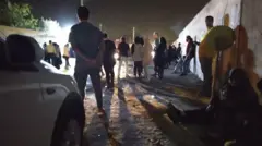 حضور خانواده بازداشت شدگان روز گذشته در مقابل «ستاد فرماندهی امداد نیروی انتظامی در افسریه» برای پیگیری وضعیت اعضای خانواده‌شان از شب گذشته
