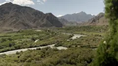 Река петляет в долине между горами