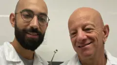 Raz jelinek,nọ na aka-nri, na nwataakwụkwọ ya bụ Nitzan Shauloff na-egozi otu ''e-nose'' ha rụpụtara