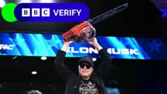 미국의 보수적인 성향의 정치 행사인 ‘보수정치행동회의(CPAC)’에서 머리 위로 전기톱을 들고 있는 일론 머스크의 모습