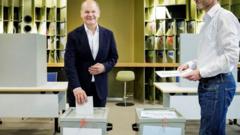 المستشار الألماني أولاف شولتز يدلي بصوته في الانتخابات الأوروبية والمحلية