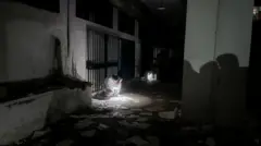 یک تیم درحال تحقیق درباره یک اتاق مخفی در زندان صیدیانا در سوریه است.