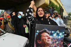 لاریون کوونکي چې د عمران خان عکس لېږدوي.