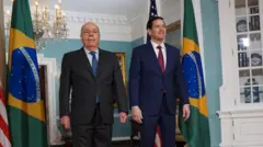 Vieira e Rubio em pé, sorrindo para foto, em salão