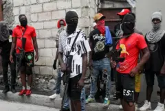 Encapuchados con armas largas en Puerto Príncipe.