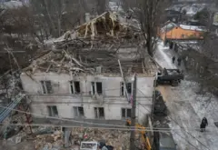 مبنى سكني استُهدف بغارة جوية روسية بطائرة مسيرة، في خضم الهجوم الروسي على أوكرانيا، في أوديسا، أوكرانيا، 4 فبراير/شباط 2026