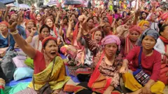 समझौते से एक दिन पहले प्रदर्शन करतीं जनजाति महिलाएं