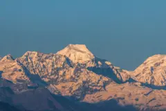 اورست و هفت قله بلند دیگر جهان در نپال قرار دارند. این کشور هر سال در فصل‌های صعود بهار و پاییز پذیرای صدها کوهنورد است