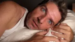 झोपेत छातीवर कुणीतरी बसल्यासारखं वाटतंय? हा भास का होतो?