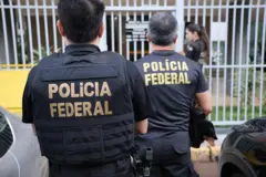 Policiais federais de costas