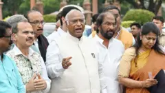 ਲੋਕ ਸਭਾ ਮੈਂਬਰ ਸਸਪੈਂਡ ਕੀਤੇ ਗਏ