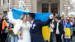 '﻿Couple' y'i Kherson imaze gushyingirwa iri mu byishimo i Odesa ko umujyi w'iwabo ingabo z'Uburusiya zawuvuyemo
