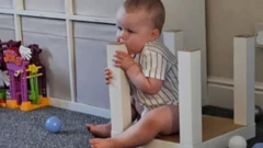 کودکی در حال خوردن یک پایه چوبی یک میز کوچک