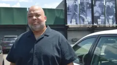 Cedric Erkins posa frente al supermercado.