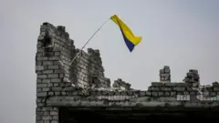 Bandeira ucraniana em prédio destruído