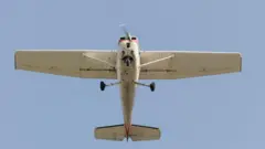 Самолет Cessna 150M в полете