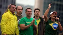 Jair Bolsonaro ao lado de Carlos, Flavio, Renan e Michelle Bolsonaro em uma manifestação de apoio ao ex-presidente na avenida Paulista em abril deste ano.