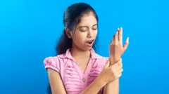 பொதுத்தேர்வுக்கு பயிற்சி எடுக்கும் மாணவர்களின் விரல்களை முடக்கும் ரைட்டர்ஸ் கிராம்ப் - தீர்வு தரும் நிபுணர்கள்