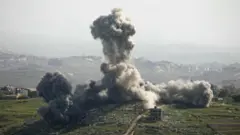 دخان متصاعد من موقع غارة جوية إسرائيلية استهدفت قرية دير الزهراني في جنوب لبنان في 13 مايو/أيار 2026