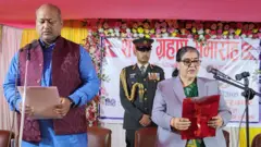 मुख्यमन्त्रीको शपथ लिँदै सिंह