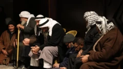 فلسطينيون ينتظرون إطلاق سراح أقاربهم من السجون الإسرائيلية، 23 فبراير/شباط 2025.