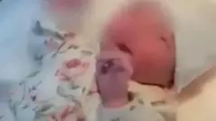 رضيعة داخل مستشفى.