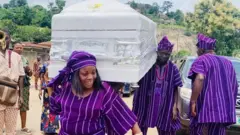 Biola Aderin n gbe oku jo pẹlu awọn akẹẹgbẹ rẹ