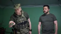 General Syrskyi ao lado do presidente Volodymyr Zelensky perto da linha de frente na região de Donetsk, na Ucrânia, em 26 de junho de 2023