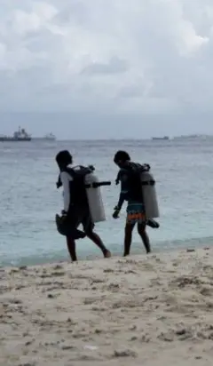Dois mergulhadores entrando no mar