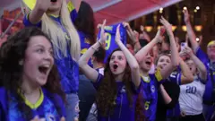 bosna i hercegovina, navijačice bosne i hercegovine, svetsko prvenstvo u fudbalu, navijačice bosne i hercegovine se raduju prolasku reprezentacije u nokaut fazu Mundijala