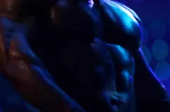 Recorte do peitoral musculoso de Dallas McCarver.