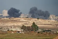 Esta foto tirada de um ponto na fronteira de Israel com a Faixa de Gaza mostra a fumaça subindo durante o bombardeio israelense ao território palestino sitiado em 22 de setembro de 2025, em meio à guerra em curso entre Israel e o grupo militante palestino Hamas.