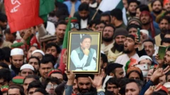 متظاهرون يحملون صورة عمران خان 