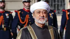 صورة للسلطان هيثم مرتدياً الزي العماني التقليدي
