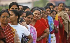 चुनावका बेलामा लामबद्ध महिलाहरू 