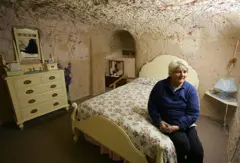 Moradora em casa subterrânea de Coober Pedy, na Austrália