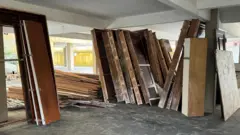 Portas retiradas do apartamentos no estacionamento do condomínio