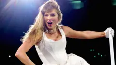 Taylor Swift se apresenta no palco durante a turnê Eras no BC Place, em 6 de dezembro de 2024, em Vancouver, na Colúmbia Britânica